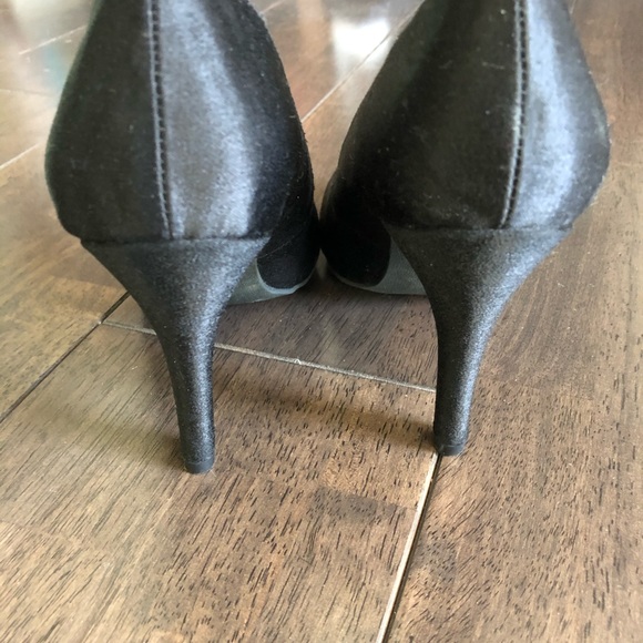 Cute black heels with pretty beaded accent - Picture 3 of 4